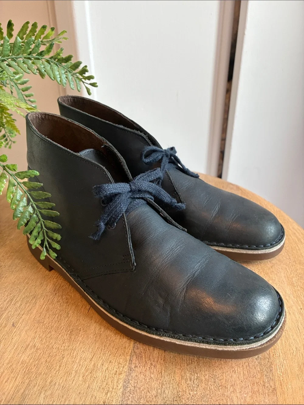 Clark’s Dark Blue Leather Chukka Boots in Excellent Condition 7.5